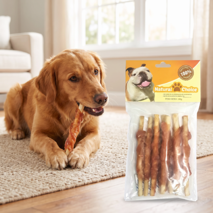 Snack hueso pollo 100gr para perros con mascota usando el producto